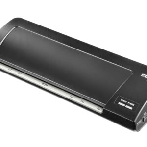 Laminátor DAHLE K70303/A3 černý - 2 válce Spolehlivá laminace pro trvalou ochranu dokumentů před vlhkostí a znečištěním. Moderní zařízení s kontrolními LED pro oznámení zapnutí a připraveno k laminaci. Snadná a bezpečná laminace dokumentů v tiskové kvalitě. Dva nahřívané silikonové válce pro laminaci fólií o max. tl. 2x125 µm. Možnost laminování za studena. Uvolňovací páčka pro bezpečné zpětné vysunutí dokumentu. Doba nahřívání 3-5 minut. Rychlost laminování 250 mm/min. Max. šíře lamin. folií: 325 mm. Max. síla laminovaného materiálu 0