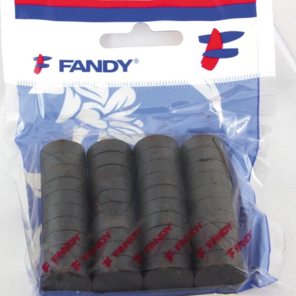 Magnety černé 20mm/30ks Klasické kovové magnety v černé barvě o průměru 20mm balené v sáčku.
