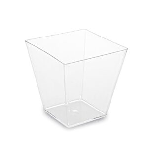 Kelímek hranatý Fingerfood 59x59x54mm/100ml/50ks Fingerfood - volně přeloženo jako "jednohubka". Kelímek slouží k netradičnímu servírování malých předkrmů. Kelímek je vhodný zejména na venkovní stolování pro jednorázové použití na slané i sladké předkrmy např. Panna Cottu.