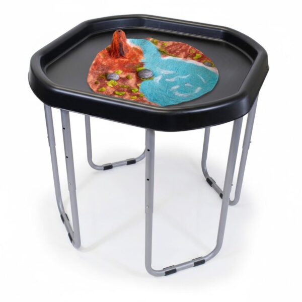 Filcová vložka do tufových táců Tuff Tray sopka Filcová vložka do tufových táců Tuff Tray sopka Dopřejte dětem dobrodružství v malém světě s touto úžasnou 3D filcovou vložkou s motivem sopky. Vložka je ideální pro použití do hlubokého tufového tácu