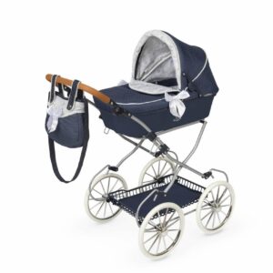 Skládací kočárek pro panenky s taškou Vintage - 81 cm Skládací kočárek pro panenky s taškou z kolekce Vintage 2025 je elegantní a stylový kočárek v kombinaci tmavě modré a ledově bílé barvy s jemným potiskem a dekorativními detaily v podobě mašliček a zdobených lemů. Madla imitují dřevo a kůži