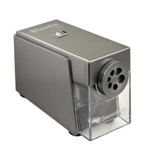 Ořezávátko elektrické Omni 6-12mm Profesionální elektrické ořezávátko Swordfish Omni pro tužky a pastelky o průměru 6–12 mm  je navrženo pro každodenní intenzivní používání. Díky robustní konstrukci a spirálové fréze si poradí s běžnými tužkami i silnými pastelkami.