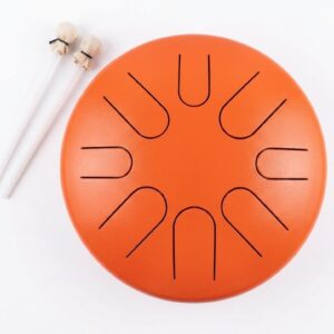 Muzikoterapie - Bubínek štěstí oranžový 30 cm Bubínek štěstí je bicí nástroj s 8 tóny. Ke hře na melodický nástroj nejsou potřeba žádné hudební dovednosti. Zvuk nástroje se dá připodobnit ke zvuku zvonu či tibetské mísy. Výřezy na bubínku jsou laděny do různých tónů