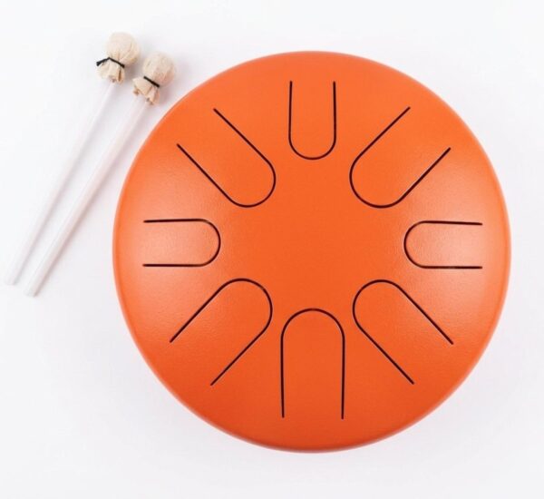 Muzikoterapie - Bubínek štěstí oranžový 30 cm Muzikoterapie - Bubínek štěstí oranžový 30 cm Bubínek štěstí je bicí nástroj s 8 tóny. Ke hře na melodický nástroj nejsou potřeba žádné hudební dovednosti. Zvuk nástroje se dá připodobnit ke zvuku zvonu či tibetské mísy. Výřezy na bubínku jsou laděny do různých tónů