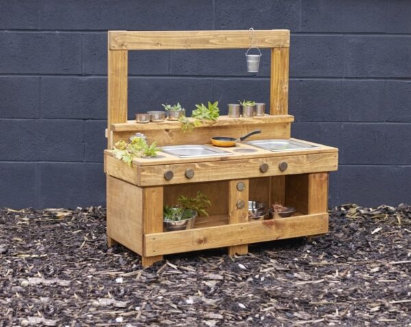 Dětská dřevěná kuchyň na ven Dětská dřevěná kuchyň na ven Toto skvělé kuchyňské zařízení je naprostým klenotem pro Váš venkovní výukový koutek a promění každé dítě v kulinářského génia. Díky ne jednomu