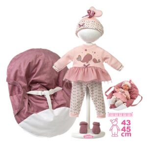 Obleček pro panenku NEW BORN holka 40-42cm Dopřejte panence stylové pohodlí! Souprava oblečku Llorens pro panenky obsahuje pletený komplet s čepičkou a praktické přenosné hnízdečko do ruky. Kvalitní zpracování od španělské značky Llorens.